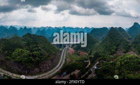 25. Mai 2021, Xingyi, Xingyi, China: Am 25. Mai 2021 gleicht der Wanfeng-Wald in Guizhou, Chinas spektakulärster Karstspitzenwald, einem Gemälde einer reichen und farbenfrohen Landschaft. Kredit: ZUMA Press, Inc./Alamy Live Nachrichten Stockfoto