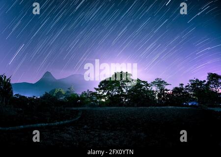 25. Mai 2021, Xingyi, Xingyi, China: Am 25. Mai 2021 gleicht der Wanfeng-Wald in Guizhou, Chinas spektakulärster Karstspitzenwald, einem Gemälde einer reichen und farbenfrohen Landschaft. Kredit: ZUMA Press, Inc./Alamy Live Nachrichten Stockfoto