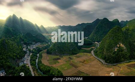 25. Mai 2021, Xingyi, Xingyi, China: Am 25. Mai 2021 gleicht der Wanfeng-Wald in Guizhou, Chinas spektakulärster Karstspitzenwald, einem Gemälde einer reichen und farbenfrohen Landschaft. Kredit: ZUMA Press, Inc./Alamy Live Nachrichten Stockfoto