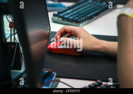 Cyber-Sport Gamer klicken Sie mit der Maus. Hand auf einer Maus. PC-Monitor, Tastatur. Hochwertige Fotos Stockfoto