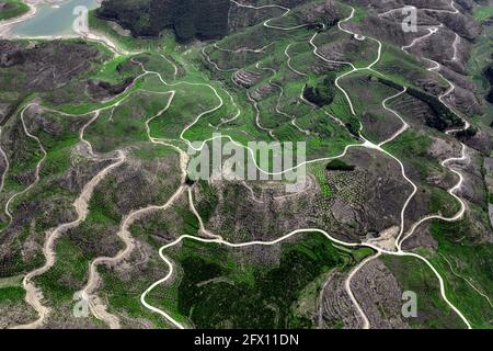 25. Mai 2021, Xingyi, Xingyi, China: Am 25. Mai 2021 gleicht der Wanfeng-Wald in Guizhou, Chinas spektakulärster Karstspitzenwald, einem Gemälde einer reichen und farbenfrohen Landschaft. Kredit: ZUMA Press, Inc./Alamy Live Nachrichten Stockfoto