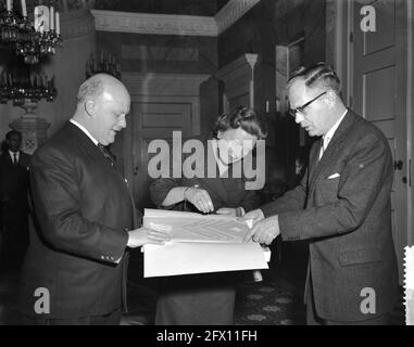 Königin Juliana empfängt Delegation vom Kongress der Konferenz International du Lin et du Chanvre, Kiste mit Tischwäsche, 6. November 1959, Konferenzen, Kongresse, Delegationen, Königin, Empfänge, Niederlande, Foto der Presseagentur des 20. Jahrhunderts, zu erinnerende Nachrichten, Dokumentation, historische Fotografie 1945-1990, visuelle Geschichten, Menschliche Geschichte des zwanzigsten Jahrhunderts, Momente in der Zeit festzuhalten Stockfoto