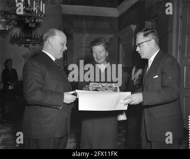 Königin Juliana empfängt Delegation vom Kongress der Konferenz International du Lin et du Chanvre, Kiste mit Tischwäsche, 6. November 1959, Konferenzen, Kongresse, Delegationen, Königin, Empfänge, Niederlande, Foto der Presseagentur des 20. Jahrhunderts, zu erinnerende Nachrichten, Dokumentation, historische Fotografie 1945-1990, visuelle Geschichten, Menschliche Geschichte des zwanzigsten Jahrhunderts, Momente in der Zeit festzuhalten Stockfoto