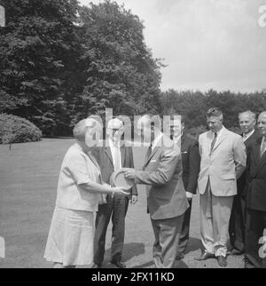 Königin Juliana empfängt eine Delegation von Fischern aus Katwijk im Soestdijk-Palast und empfängt das traditionelle Fass des neuen Herings, 22. Juni 1966, Delegationen, Hering, queens, Empfänge, Fischer, Niederlande, Foto der Presseagentur des 20. Jahrhunderts, Nachrichten zur Erinnerung, Dokumentarfilm, historische Fotografie 1945-1990, visuelle Geschichten, Menschliche Geschichte des zwanzigsten Jahrhunderts, Momente in der Zeit festzuhalten Stockfoto