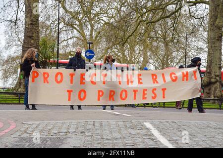 London, Großbritannien. April 2021. Demonstranten am „Kill the Bill march“ in der Park Lane. Tausende von Menschen marschierten durch das Zentrum Londons, um gegen das Gesetz über Polizei, Verbrechen, Verurteilung und Gerichte zu protestieren Stockfoto