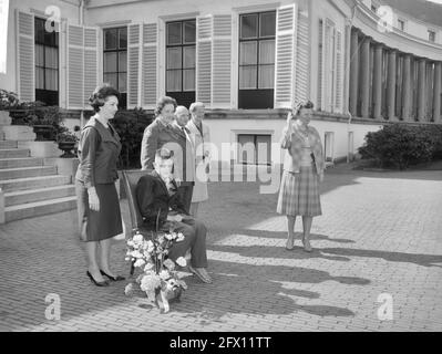 Königin Juliana empfängt Mitglieder der Algemene Nederlandse Invaliden Bond, Sektion Utrecht, 25. April 1962, behindert, queens, Niederlande, Presseagentur des 20. Jahrhunderts, Foto, zu erinnerende Nachrichten, Dokumentarfilm, historische Fotografie 1945-1990, visuelle Geschichten, Menschliche Geschichte des zwanzigsten Jahrhunderts, Momente in der Zeit festzuhalten Stockfoto