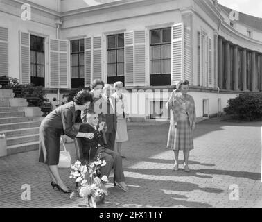 Königin Juliana empfängt Mitglieder der Algemene Nederlandse Invaliden Bond, Niederlassung Utrecht, 25. April 1962, behindert, queens, Niederlande, Presseagentur des 20. Jahrhunderts, Foto, zu erinnerende Nachrichten, Dokumentarfilm, historische Fotografie 1945-1990, visuelle Geschichten, Menschliche Geschichte des zwanzigsten Jahrhunderts, Momente in der Zeit festzuhalten Stockfoto