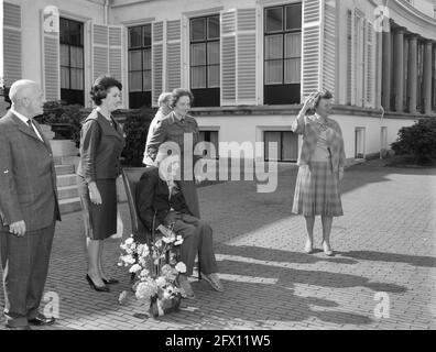 Königin Juliana empfängt Mitglieder der Algemene Nederlandse Invaliden Bond, Sektion Utrecht, 25. April 1962, behindert, queens, Niederlande, Presseagentur des 20. Jahrhunderts, Foto, zu erinnerende Nachrichten, Dokumentarfilm, historische Fotografie 1945-1990, visuelle Geschichten, Menschliche Geschichte des zwanzigsten Jahrhunderts, Momente in der Zeit festzuhalten Stockfoto