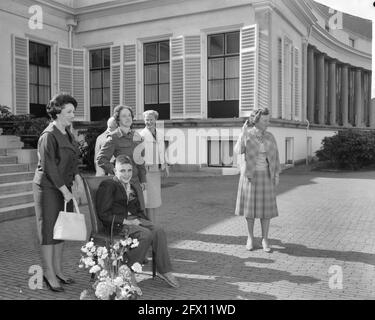 Königin Juliana empfängt Mitglieder der Algemene Nederlandse Invaliden Bond, Niederlassung Utrecht, 25. April 1962, behindert, queens, Niederlande, Presseagentur des 20. Jahrhunderts, Foto, zu erinnerende Nachrichten, Dokumentarfilm, historische Fotografie 1945-1990, visuelle Geschichten, Menschliche Geschichte des zwanzigsten Jahrhunderts, Momente in der Zeit festzuhalten Stockfoto