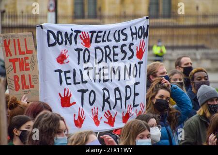 London, Großbritannien. April 2021. Hunderte von Demonstranten versammelten sich zum 97%-Marsch auf dem Parliament Square, um gegen die Belästigung von Frauen zu protestieren. Stockfoto