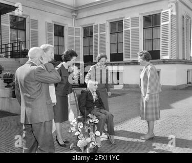 Königin Juliana empfängt Mitglieder der Algemene Nederlandse Invaliden Bond, Utrecht Branch, 25. April 1962, behindert, queens, Niederlande, Presseagentur des 20. Jahrhunderts, Foto, zu erinnerende Nachrichten, Dokumentarfilm, historische Fotografie 1945-1990, visuelle Geschichten, Menschliche Geschichte des zwanzigsten Jahrhunderts, Momente in der Zeit festzuhalten Stockfoto