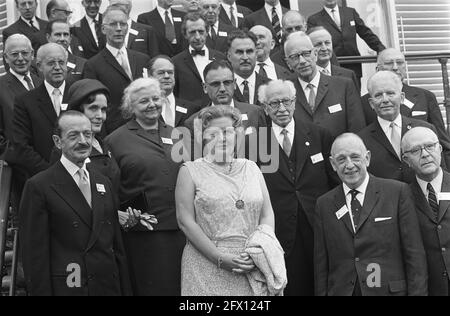 Königin Juliana empfängt Mitglieder des dritten Europäischen Augenheilkundlichen Kongresses im Palast von Soestdijk. Ihre Majestät in der Gruppe, 17. Juni 1968, Kongresse, Königinnen, Mitglieder, Niederlande, Presseagentur des 20. Jahrhunderts, Foto, Nachrichten zum erinnern, Dokumentarfilm, historische Fotografie 1945-1990, visuelle Geschichten, Menschliche Geschichte des zwanzigsten Jahrhunderts, Momente in der Zeit festzuhalten Stockfoto