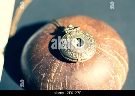 Vintage-Taschenuhr mit konsterndem Design auf dem Cover-Shooting in einer Nahaufnahme des Sommertages. Selektiver Fokus Stockfoto