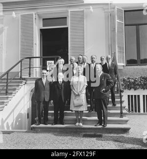 Königin Juliana erhielt am 15. September 1965 im Soestdijk-Palast die holländisch-israelische Bezeichnung der kommission, Niederlande, Presseagentur des 20. Jahrhunderts, Foto, Nachrichten zum erinnern, Dokumentarfilm, historische Fotografie 1945-1990, visuelle Geschichten, Menschliche Geschichte des zwanzigsten Jahrhunderts, Momente in der Zeit festzuhalten Stockfoto