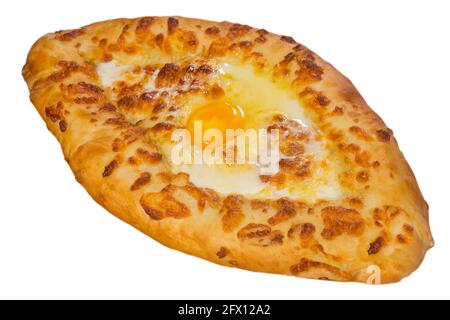 Khachapuri isoliert auf weißem Hintergrund. Gebackene Tortilla mit Ei und Käse. Khachapuri im adjarischen Stil ist eine georgische Küche, ein nationales Mehlprodukt. Brotlaib, Blick von oben. Khachapuri Boot Open Pie Stockfoto