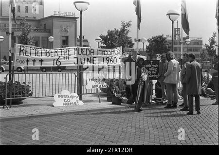 Queen Juliana eröffnet den 2. FAO World Food Congress im Congress Center, Den Haag, nicht 26a, nein 27, 28 Jugendschilder draußen, 16. Juni 1970, CONGRESCENTRA, JUNG, queens, Eröffnungen, Niederlande, Foto der Presseagentur des 20. Jahrhunderts, zu erinnerende Nachrichten, Dokumentarfilm, historische Fotografie 1945-1990, visuelle Geschichten, Menschliche Geschichte des zwanzigsten Jahrhunderts, Momente in der Zeit festzuhalten Stockfoto