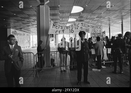 Queen Juliana eröffnet die 2. FAO World Food Conference im Congress Center, Den Haag, nicht 26a, nein 27, 28 Jugendschilder draußen, 16. Juni 1970, CONGRESCENTRA, JUNG, queens, Eröffnungen, Niederlande, Foto der Presseagentur des 20. Jahrhunderts, zu erinnerende Nachrichten, Dokumentarfilm, historische Fotografie 1945-1990, visuelle Geschichten, Menschliche Geschichte des zwanzigsten Jahrhunderts, Momente in der Zeit festzuhalten Stockfoto