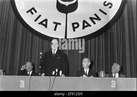 Queen Juliana eröffnet den 2. FAO World Food Congress im Kongresszentrum, Den Haag, nicht 26a, nein 27, 28 Jugendschilder draußen, 16. Juni 1970, CONGRESCENTRA, JUNG, queens, Eröffnungen, Niederlande, Foto der Presseagentur des 20. Jahrhunderts, zu erinnerende Nachrichten, Dokumentarfilm, historische Fotografie 1945-1990, visuelle Geschichten, Menschliche Geschichte des zwanzigsten Jahrhunderts, Momente in der Zeit festzuhalten Stockfoto