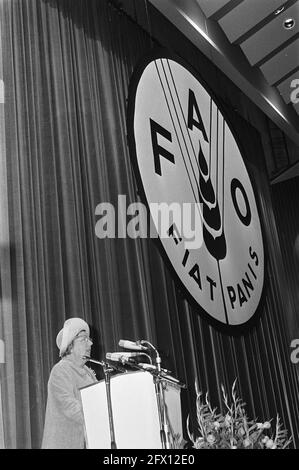 Königin Juliana eröffnet die 2. FAO World Food Conference im Kongresszentrum, Den Haag, Königin Juliana während einer Rede vor dem FAO-Schild, 16. Juni 1970, CONGRESCENTRA, Queens, Eröffnungen, Niederlande, Foto der Presseagentur des 20. Jahrhunderts, zu erinnerende Nachrichten, Dokumentarfilm, historische Fotografie 1945-1990, visuelle Geschichten, Menschliche Geschichte des zwanzigsten Jahrhunderts, Momente in der Zeit festzuhalten Stockfoto