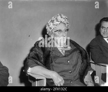 Agatha Christie in den Niederlanden (Detektivschriftstellerin), bei Ankunft am Flughafen Schiphol mit Rose in der Hand Agatha Christ (Kopf), 17. September 1964, Ankunft, Niederlande, 20. Jahrhundert Presseagentur Foto, Nachrichten zu erinnern, Dokumentarfilm, historische Fotografie 1945-1990, visuelle Geschichten, Menschliche Geschichte des zwanzigsten Jahrhunderts, Momente in der Zeit festzuhalten Stockfoto