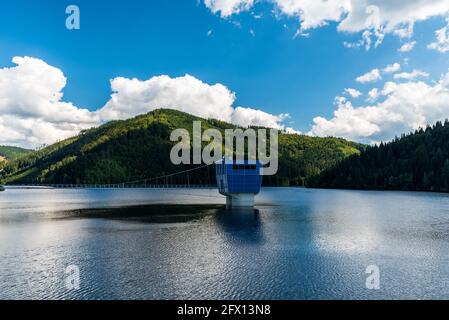 Sance Wasserreservoir auf Ostravice Fluss mit Hügeln auf der Hintergrund und blauer Himmel mit Wolken in Tschechien Stockfoto