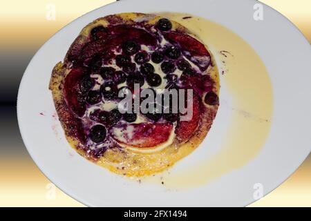 Frühstück Pfannkuchen mit karamellisierten Sauerkirschen Stockfoto