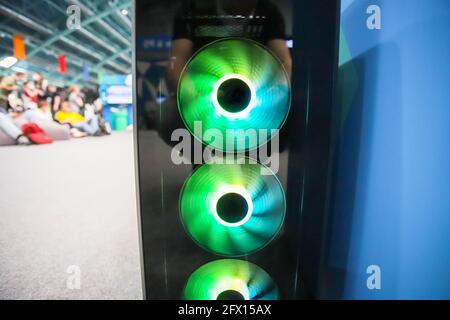 Grüne, grüne und gelbe Beleuchtung einer kühleren PC-Systemeinheit. Computerlüfter mit LED-Beleuchtung. Hintergrundbeleuchtung. Kühler. Stockfoto