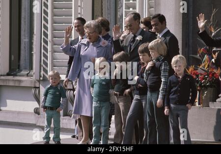 Königin Juliana, Prinz Bernhard und ihre Enkel auf der Treppe, 30. April 1977, Paraden, Enkel, königinnen, Prinzen, Niederlande, Presseagentur des 20. Jahrhunderts, Foto, Nachrichten zu erinnern, Dokumentarfilm, historische Fotografie 1945-1990, visuelle Geschichten, Menschliche Geschichte des zwanzigsten Jahrhunderts, Momente in der Zeit festzuhalten Stockfoto
