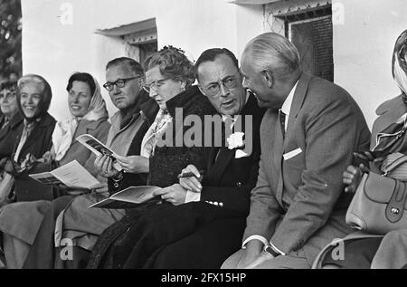 Königin Juliana, Prinz Bernhard und Dr. Hans Tetzner auf den Tribünen, 8. Juli 1965, Königinnen, Sport, Tribünen, Fußball, Spiele, Niederlande, Foto der Presseagentur des 20. Jahrhunderts, Neuigkeiten, Dokumentation, historische Fotografie 1945-1990, visuelle Geschichten, Menschliche Geschichte des zwanzigsten Jahrhunderts, Momente in der Zeit festzuhalten Stockfoto