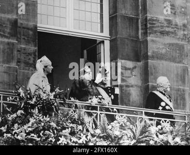 Königin Wilhelmina mit Prinzessin Juliana, Prinz Bernhard und Bürgermeister De Vlugt auf dem Balkon des Palastes am Dam-Platz 5. September 1938 zur Feier des 40. Jahrestages der Regierungszeit in Amsterdam vom 5. Bis 12. September 1938, 5. September 1938, Königinnen, Königshaus, Paläste, Prinzen, Prinzessinnen, Regierungsjubiläen, Niederlande, Foto der Presseagentur des 20. Jahrhunderts, Nachrichten zur Erinnerung, Dokumentarfilm, historische Fotografie 1945-1990, visuelle Geschichten, Menschliche Geschichte des zwanzigsten Jahrhunderts, Momente in der Zeit festzuhalten Stockfoto