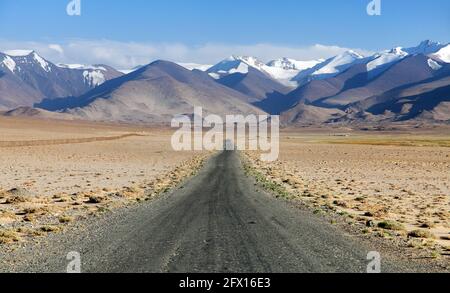Pamir Autobahn oder pamirskij trakt in der Nähe von Karakul Dorf und See. Landschaft um Pamir Autobahn M41 internationale Straße, Pamir Berge in Tadschikistan Stockfoto