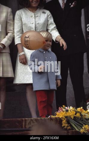 Queen's Day: Königin Juliana 61 Jahre, Palast verarschen; nein 32, Prinzessin Beatrix, Königin Juliana, nein 33, Prinz Willem Alexander mit Ballon, 30. April 1970, defile, Queen's Day, Niederlande, Presseagentur des 20. Jahrhunderts, Foto, Nachrichten zum erinnern, Dokumentarfilm, historische Fotografie 1945-1990, visuelle Geschichten, Menschliche Geschichte des zwanzigsten Jahrhunderts, Momente in der Zeit festzuhalten Stockfoto