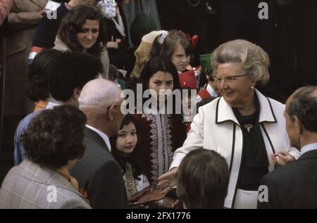 Königstag, defile Soestdijk 1975; Königin Juliana erhält Geschenke im Palastgarten, 30. April 1975, defiles, KINGINNEDAG, queens, Niederlande, Presseagentur des 20. Jahrhunderts, Foto, zu erinnerende Nachrichten, Dokumentarfilm, historische Fotografie 1945-1990, visuelle Geschichten, Menschliche Geschichte des zwanzigsten Jahrhunderts, Momente in der Zeit festzuhalten Stockfoto