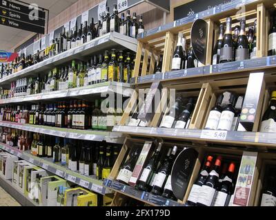 Regale mit alkoholischen Getränken im Lidl-Supermarkt Stockfoto