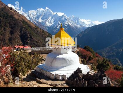 Stupa im Dorf Thame und Mount Thamserku und Kangtega in der Nähe von Namche Bazar, Everest-Gebiet, Sagarmatha Nationalpark, Nepal Stockfoto