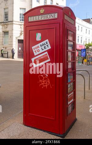 Bournemouth, Dorset, Großbritannien. Mai 2021. Zwei ikonische rote Telefonzellen im Bournemouth Town Center stehen zum Verkauf und werden morgen, 26. Mai, mit einem Startpreis von £19,000 versteigert. Sie wurden von Sir Giles Gilbert Scott entworfen und zum Gedenken an das Silberjubiläum der Krönung von König George V im Jahr 1935 eingeführt, die als „K6“-rote Telefonboxen oder „Jubilee“-Automaten bekannt sind. Sie sind aus Gusseisenprofilen gebaut, verschraubt, stehen auf einer Betonbasis und sind 8'3' hoch und drei Fuß quadratisch. Quelle: Carolyn Jenkins/Alamy Live News Stockfoto