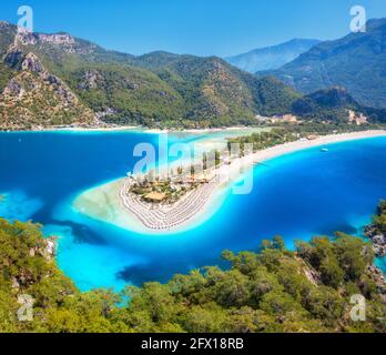 Luftaufnahme der Meeresbucht und des Sandstrandes im Sommer Stockfoto