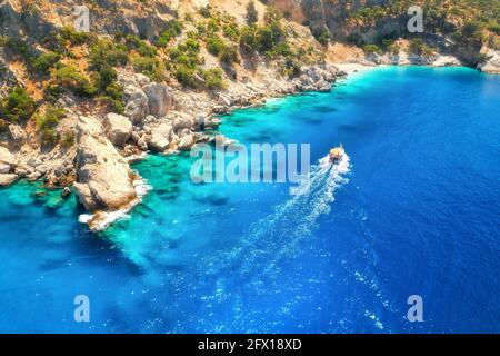 Schnellboot im blauen Meer bei Sonnenaufgang im Sommer. Luftaufnahme Stockfoto