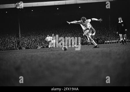 Arsenal gegen Ajax 0-1, Viertelfinale European Cup I, Piet Keizer in Aktion, 22. März 1972, Sport, Fußball, Niederlande, Presseagentur des 20. Jahrhunderts, Foto, Nachrichten zum erinnern, Dokumentarfilm, historische Fotografie 1945-1990, visuelle Geschichten, Menschliche Geschichte des zwanzigsten Jahrhunderts, Momente in der Zeit festzuhalten Stockfoto