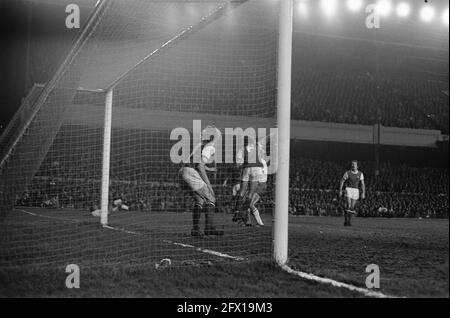 Arsenal gegen Ajax 0-1, Viertelfinale Europameisterschaft I, Spielmoment, 22. März 1972, Sport, Fußball, Niederlande, Foto der Presseagentur des 20. Jahrhunderts, zu erinnerende Nachrichten, Dokumentarfilm, historische Fotografie 1945-1990, visuelle Geschichten, Menschliche Geschichte des zwanzigsten Jahrhunderts, Momente in der Zeit festzuhalten Stockfoto