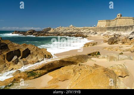 Der Strand Praia da Senhora da Guia und das Fort Forte de Sao Jao Baptista, Vila do Conde, Portugal, Europa Stockfoto