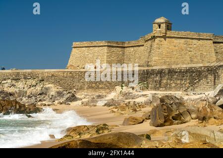 Der Strand Praia da Senhora da Guia und das Fort Forte de Sao Jao Baptista, Vila do Conde, Portugal, Europa Stockfoto