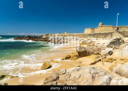 Der Strand Praia da Senhora da Guia und das Fort Forte de Sao Jao Baptista, Vila do Conde, Portugal, Europa Stockfoto