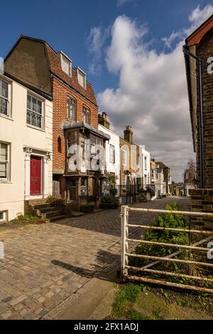 Häuser auf dem Cobb führten High st in Upper Upnor Am Ufer der Medway in Kent Stockfoto