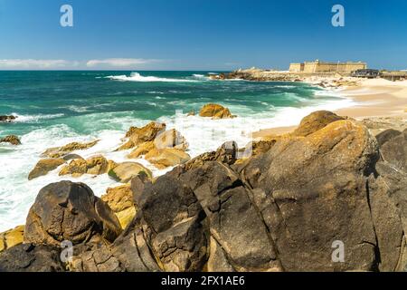 Der Strand Praia da Senhora da Guia und das Fort Forte de Sao Jao Baptista, Vila do Conde, Portugal, Europa Stockfoto