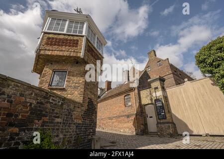 Häuser auf dem Cobb führten High st in Upper Upnor Am Ufer der Medway in Kent Stockfoto