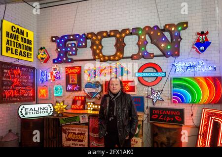 London, Großbritannien. 25 Mai 2021. Marcus Bracey bei der Vorschau von „Electric City“, einer Ausstellung im Leadenhall Market mit Neon- und Versatzstücken, die von Gods own Junkyard für Film gemacht wurden und seit über 40 Jahren an Filmsets arbeitet. Der Gründer Chris Bracey verstarb 2014 und das Unternehmen wird seitdem von seiner Frau Linda und den Söhnen Matthew und Marcus, allesamt Neon-Hersteller und -Designer, geführt. Die Leuchtreklame ist vom 26. Mai bis 31. Juli zu sehen. Kredit: Stephen Chung / Alamy Live Nachrichten Stockfoto