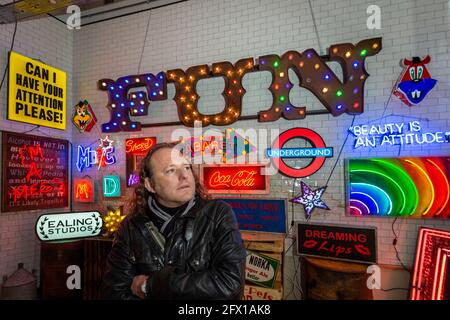 London, Großbritannien. 25 Mai 2021. Marcus Bracey bei der Vorschau von „Electric City“, einer Ausstellung im Leadenhall Market mit Neon- und Versatzstücken, die von Gods own Junkyard für Film gemacht wurden und seit über 40 Jahren an Filmsets arbeitet. Der Gründer Chris Bracey verstarb 2014 und das Unternehmen wird seitdem von seiner Frau Linda und den Söhnen Matthew und Marcus, allesamt Neon-Hersteller und -Designer, geführt. Die Leuchtreklame ist vom 26. Mai bis 31. Juli zu sehen. Kredit: Stephen Chung / Alamy Live Nachrichten Stockfoto