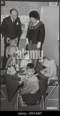 königliche Haus, Königinnen, Besuche, Krankenhäuser, Kinder, die kommissare Diaconessenhuis, Juliana, Queen, Klaasesz J., 26. April 1966, Besuche, Kommissare, Kinder, queens, Königshaus, Krankenhäuser, Niederlande, Presseagentur des 20. Jahrhunderts, Foto, Nachrichten zu erinnern, Dokumentarfilm, historische Fotografie 1945-1990, visuelle Geschichten, Menschliche Geschichte des zwanzigsten Jahrhunderts, Momente in der Zeit festzuhalten Stockfoto