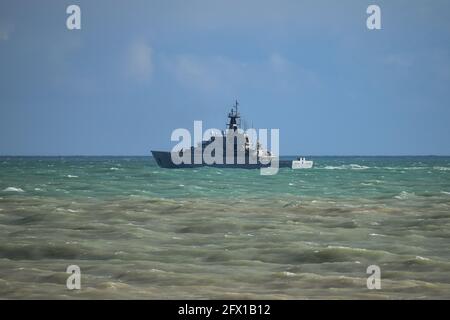 Royal Navy River Class Patrouillenschiff HMS Mersey vor Seaford Strand Stockfoto